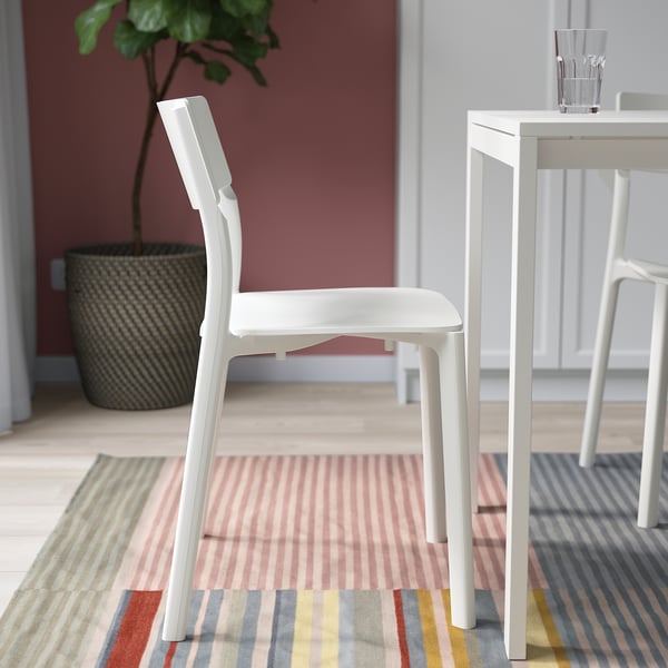 Vit JANINGE stol, modern design, stapelbar, redo att användas.