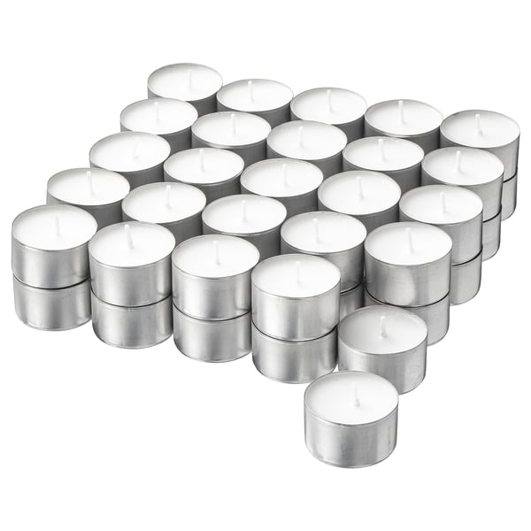 Samling av vita JUBLA-ljus i silverfärgade aluminiumhållare, snyggt arrangerade i rader, cylindrisk form.
