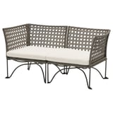 Jutholmmen utesoffa, beige dyna, flätad plastrotting, modern böjd design.