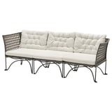 En modulär soffgrupp från JUTHOLMEN, med beige dynor och mörkgrå rotting, designad för komfort och hållbarhet.