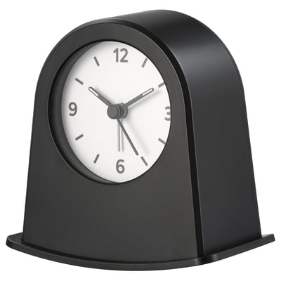 Svart skrivbordsklocka i återvunnen plast, snabbläst, minimalistisk design. Rundad bågform, vitt ansikte med svarta siffror.