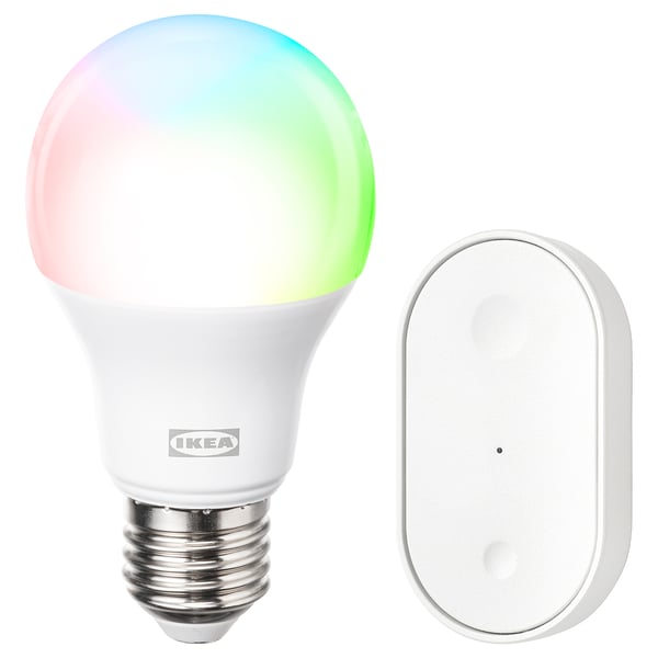 Ett ikea KAJPLATS smart belysningskit. Den innehåller en flerfärgad glödlampa och en vit oval fjärrkontroll.