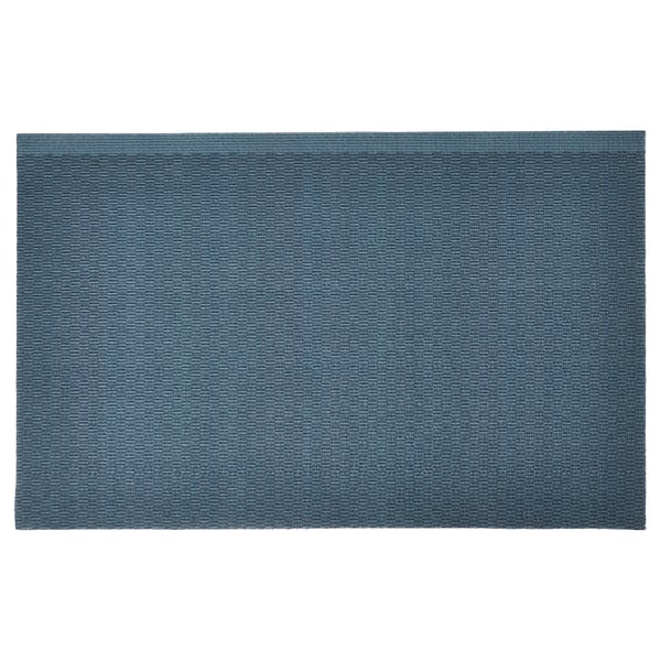 Rektangulär blå dörrmatta. Tillverkad av återvunnen polyester. Enfärgad med subtilt mönster.