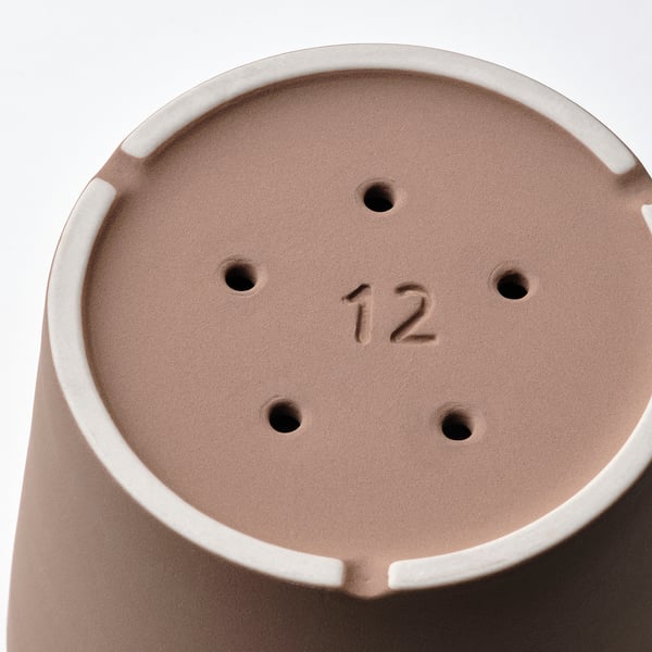 Närbild av en brun krukas bas, som visar fyra dräneringshål och inskriptionen 12, framhäver dess robusta design och kvalitet.