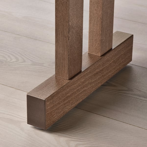 Robust träbänk med dubbla bockben, som visar upp kvalitetshantverk och stabil design.