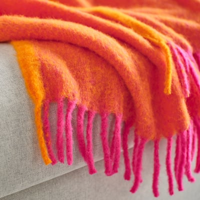 Knallorange/gul vikt filt med rosa frans, mjuk, fluffig, återvunnen polyester.