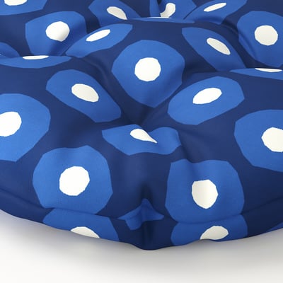 En rund, blåmönstrad stolsdyna med vita prickar och knytband för säkring. Tillverkad av återvunnen polyester.