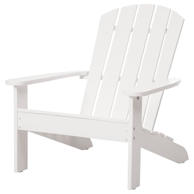 Enkel vit adirondack stol; Lamelldesign, breda armstöd.