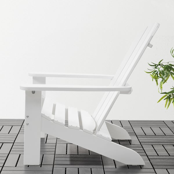 KLÖVEN adirondack stol i eukalyptusträ, perfekt för utomhusavkoppling på verandor, uteplatser eller vid poolen.