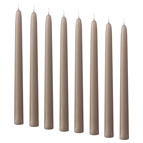 Nio beige ljus stod uppradade jämnt, cylindriskt format, stående rakt.