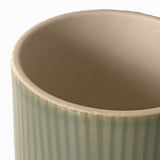 Randig planteringslåda med textur.