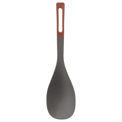 EN KNORRHANE-sked. Den är mörkgrå med ett rött handtag. Den har en lång, ergonomisk design. Kanten är av silikon för non-stick användning.