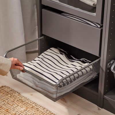 Förvaringskorg KOMPLEMENT i mesh, grå, tillverkad i stål med pulverlackering. Den är rektangulär och designad för att organisera kläder och accessoarer.