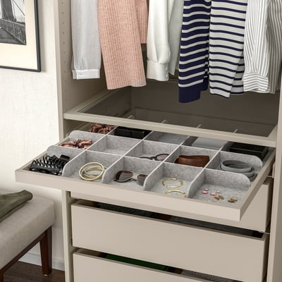 Organiserad låda med filtfack för smycken och accessoarer, med en utdragbar bricka.