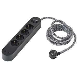 KOPPLA svart överspänningsskydd med 4 uttag och 2 usb-portar.