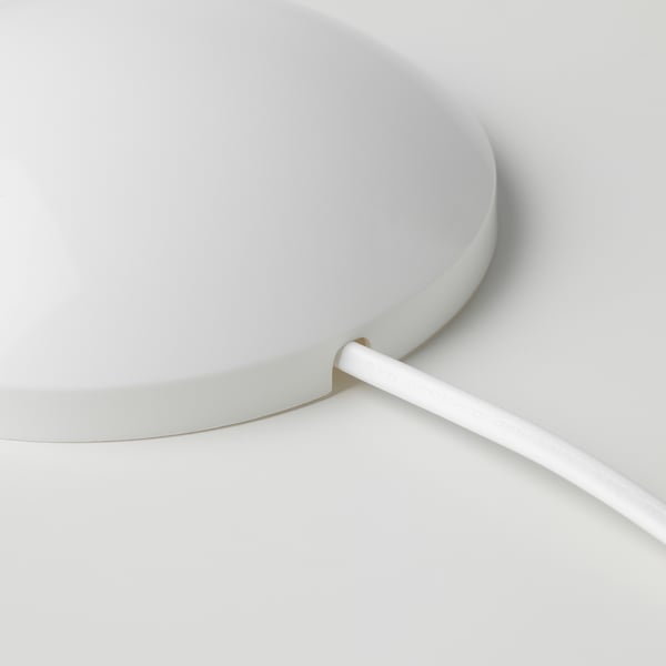 Närbild på KOPPLAs eleganta, moderna vita takkopp med förlängningssladd, som visar upp minimalistisk design och hållbar plastkvalitet.
