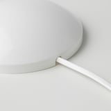 Närbild på KOPPLAs eleganta, moderna vita takkopp med förlängningssladd, som visar upp minimalistisk design och hållbar plastkvalitet.