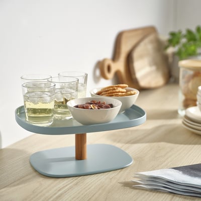KRUSTISTEL blå bricka rymmer glas, snacks. Lätt att bära, modern design. Trähandtag, tvådelat för utrymme.