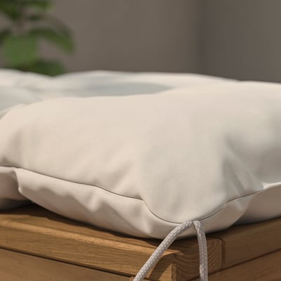 En KUDDARNA utomhuskudde i beige, rektangulär med knytband, designad för komfort med hållbart tyg.