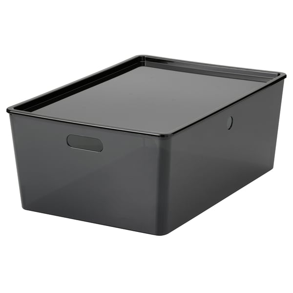 En KUGGIS förvaringslåda i grått. Den är tillverkad av återvunnen PET-plast, har två handtag och en elegant rektangulär design.