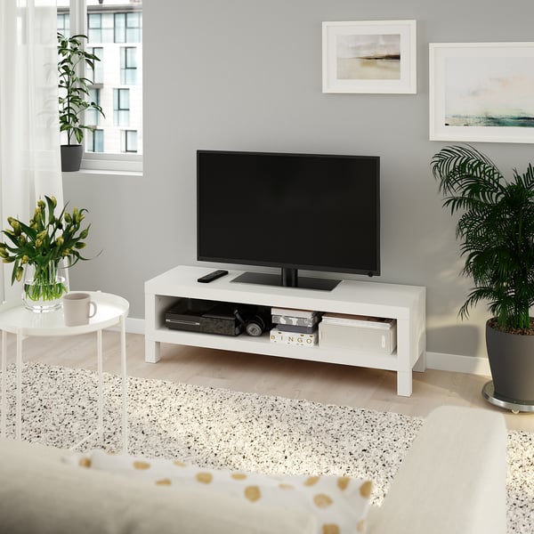 Modernt vardagsrum med ikea LACK tv-bänk, växt och sidobord.