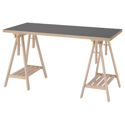 LAGKAPTEN: grått rektangulärt skrivbord med bockar i ljust trä. Lutbar topp, robust design.