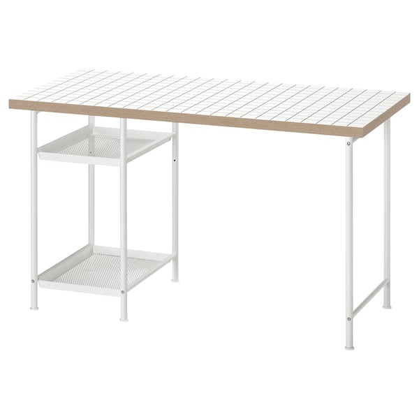 Ett modernt vitt skrivbord LAGKAPTEN med en bikakemönstrad skiva och förvaringshyllor i metall. Designen är snygg och funktionell med justerbara fötter.