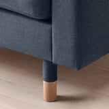 Modern soffa med mörkblå klädsel och träben, som visar upp snygg och bekväm design.
