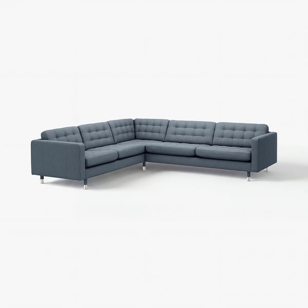 Blå, modern, L-formad soffa med tufsade kuddar och kromade ben.