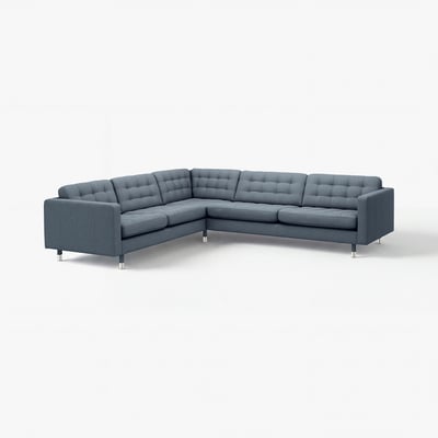 Blå, modern, L-formad soffa med tufsade kuddar och kromade ben.