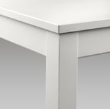 Minimalistiskt vitt matbord, robust träkonstruktion, sömlös förlängningsfunktion.