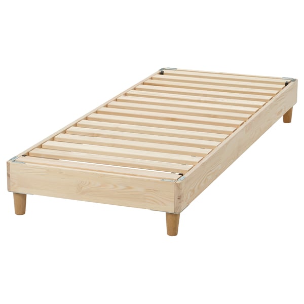 En LEJDEBERGEN sängbotten i massivt trä i naturlig färg, med en modern design med avsmalnande ben och horisontella lameller.