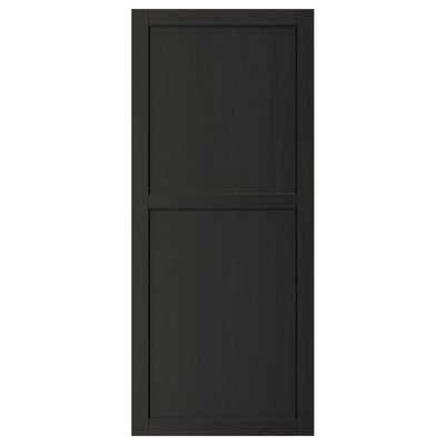 LERHYTTAN svart trädörr med massiv askram och fanerpanel. Traditionell, rektangulär design med fasade kanter.