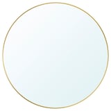 En guldinramad, rund spegel med en elegant och elegant design.