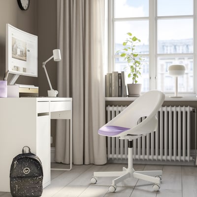 Minimalistiskt hemmakontor: LOBERGET stol, skrivbord med dator och lampa, fönster med växt.