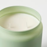 Grönt frostat glasljus med tre vekar, högkvalitativ finish och elegant enkelhet.