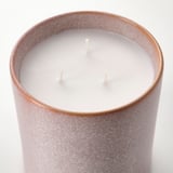 Cylindriskt, flerskiktat glasyrljus med sex obelysta vekar, utstrålar lyx och kvalitet.