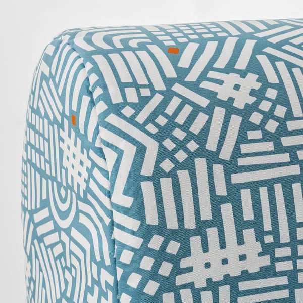 Livfull, mönstrad soffa med intrikat blå och vit design, som visar upp tyg av hög kvalitet och detaljerat tryck.
