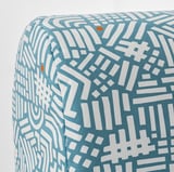 Livfull, mönstrad soffa med intrikat blå och vit design, som visar upp tyg av hög kvalitet och detaljerat tryck.