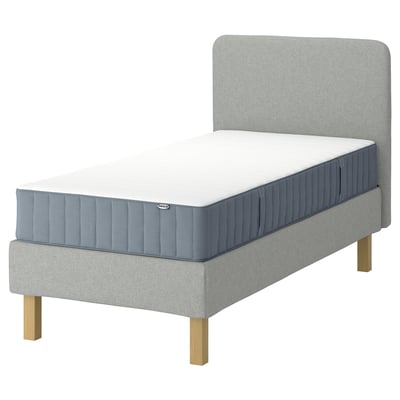 IKEA LYNGÖR säng: grå, tyg, träben, vit madrass, sänggavel och sänggavel.
