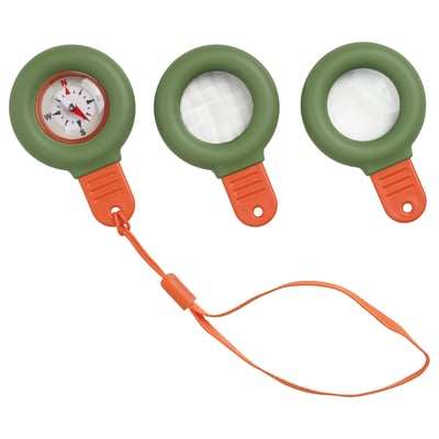Tre gröna kompasser med orange baser och handtag, två med klara linser, en med en kompassyta, förbundna med ett orange band.