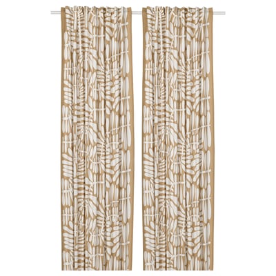 Gardinerna MAJSMOTT, beige med vitt abstrakt bladmönster, hänger rakt, av bomull för en naturlig look.