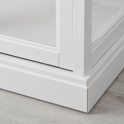 Rent, modernt skåp med slät, vit finish som visar upp exakt hantverk.