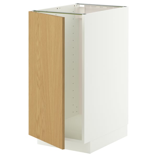 Ett vitt METOD-köksskåp med en ljus ekdörr och en stadig ram. Den har en modern design med ett rent, enkelt utseende.