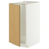 Ett vitt METOD-köksskåp med en ljus ekdörr och en stadig ram. Den har en modern design med ett rent, enkelt utseende.