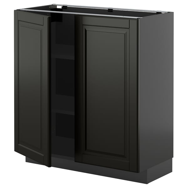 Svart köksskåp, METOD. Elegant design med fasade kanter, tillverkad av målad träfiberskiva. Två dörrar, en justerbar hylla inuti.