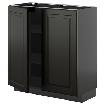 Svart köksskåp, METOD. Elegant design med fasade kanter, tillverkad av målad träfiberskiva. Två dörrar, en justerbar hylla inuti.