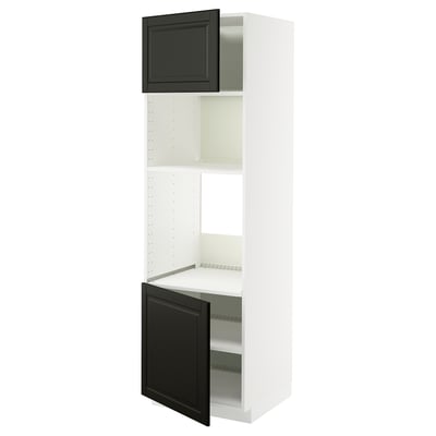 Ett vitt METOD högt köksskåp med svarta bodbynluckor, med en elegant modern design.