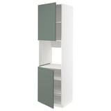 METOD köksenhet: hög, vit med grågröna dörrar, tre hyllor, modern design.