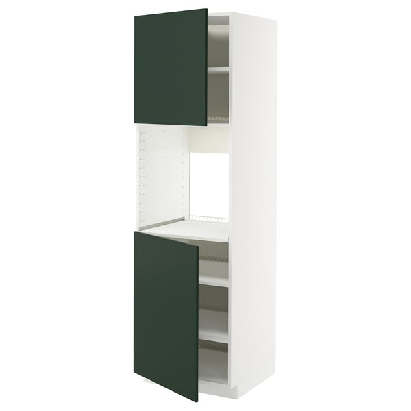 Bilden visar en ikea METOD köksmöbel med gröna havstorpdörrar. Den är vit med justerbara hyllor, höga och rektangulära.